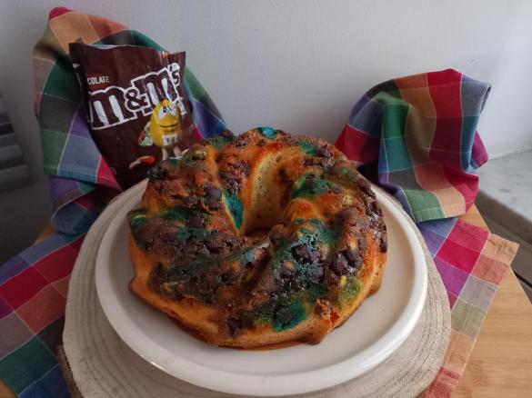 Ciambellone di Carnevale con M&M's