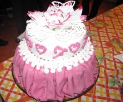 Torta soffice aromatizzata alla mandorla con drappeggio