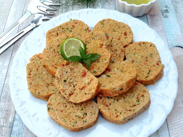 Polpettone di pollo con zucchina e pomodori secchi sott'olio