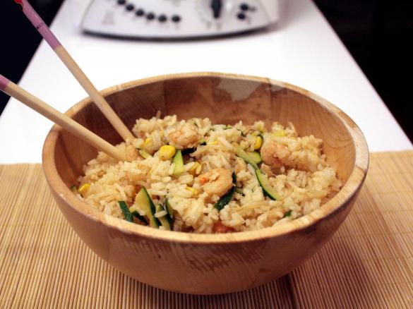 Riso thai con gamberi e zucchine