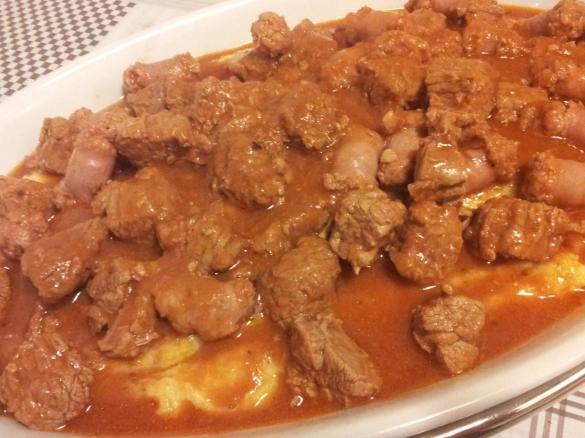 Spezzatino di vitello con polenta e salsiccia