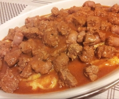 Spezzatino di vitello con polenta e salsiccia