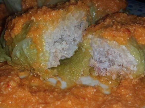 FOGLIE DI CAVOLO DI VERZA RIPIENE IN SALSA DI POMODORO