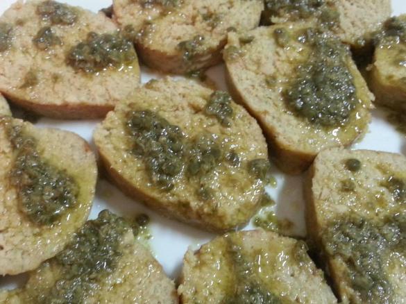 Salame di tonno con salsa ai capperi