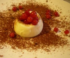 Panna cotta con cacao e ribes rosso