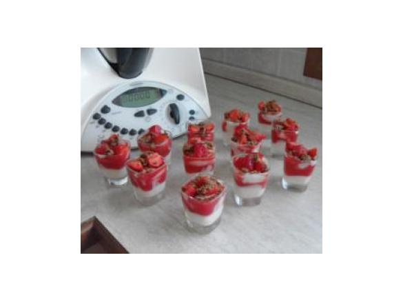 BICCHIERINI DI CREMA AL VINO BIANCO, AMARETTI E FRAGOLE