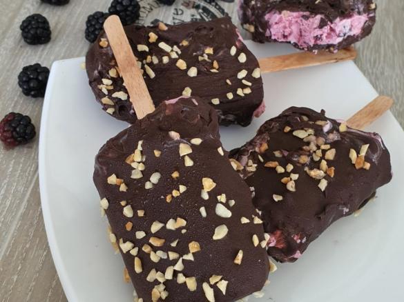 Stecco gelato allo yogurt e more