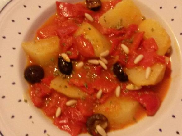 peperoni e patate con olive di Gaeta e pinoli