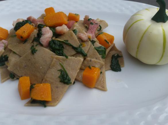 Maltagliati con farina di castagne e zucca spinaci e pancetta affumicata contest ottobre