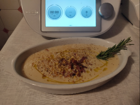 vellutata di ceci al rosmarino, noci e speck croccante