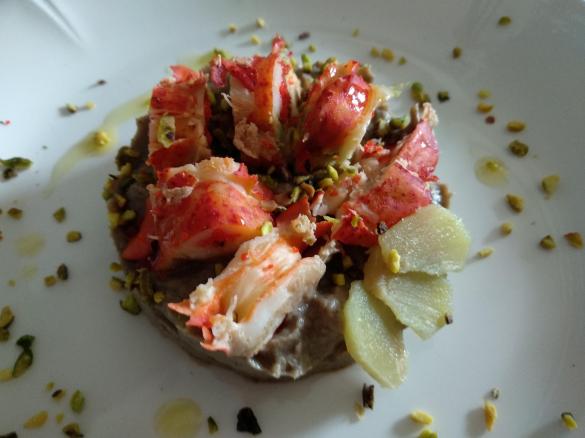 Astice su crema di funghi shiitake con zenzero marinato e granella di pistacchio