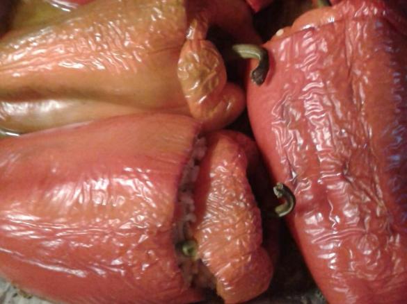 Peperoni ripieni di riso, piselli e tonno