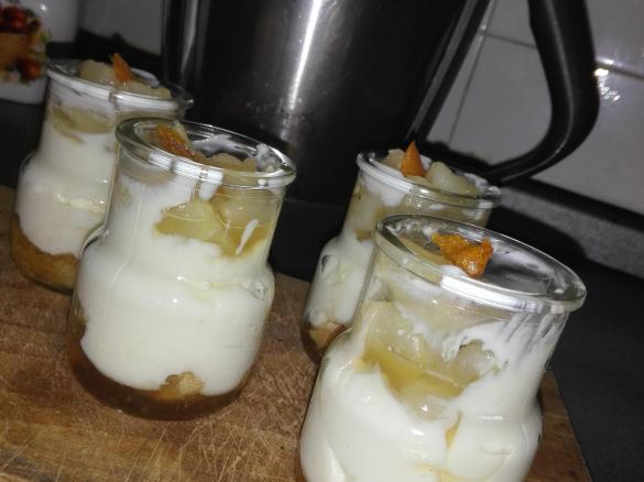 Bicchierini di ricotta e pera caramellata