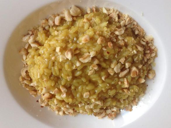 Risotto al curry con nocciole e cipolla di Tropea