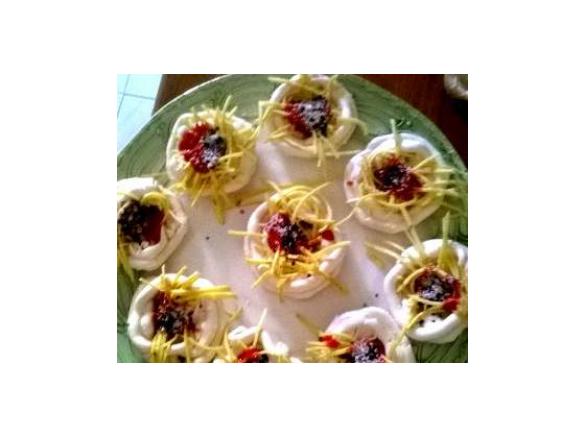 ciotole di meringhe e fettuccine di cfèpes con ragù di fragole