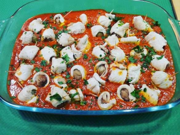 Involtini di tacchino allo speck ripieni di castagne su salsa alle verdure