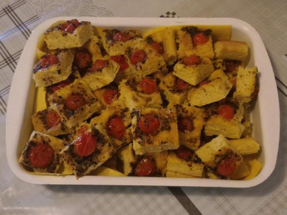 Focaccia agli asparagi con pomodorini e pesto di olive