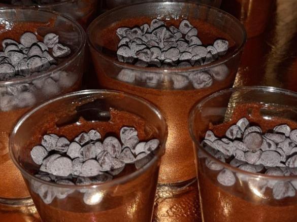 Mousse di cioccolato fondente e gocce di cioccolato