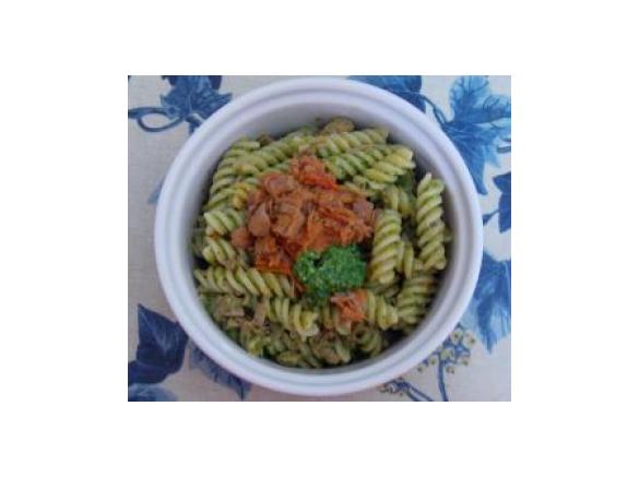 Pasta fredda con pomodorini, tonno e pesto di rucola