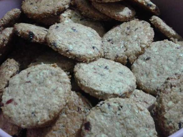 biscotti integrali con frutta secca e mirtilli