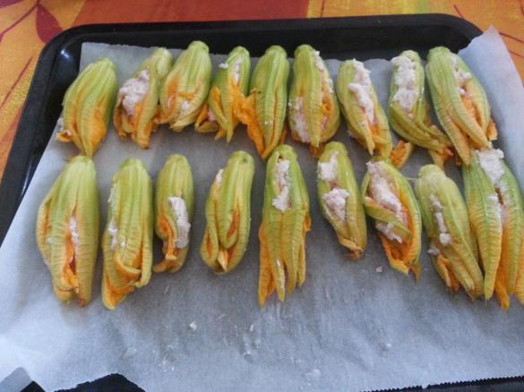 Fiori di zucca ripieni al forno