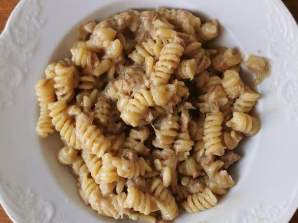 FUSILLI TONNO LIMONE E PINOLI