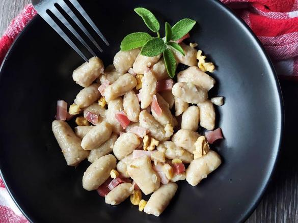 GNOCCHETTI DI CASTAGNE AL GRANA E SPECK