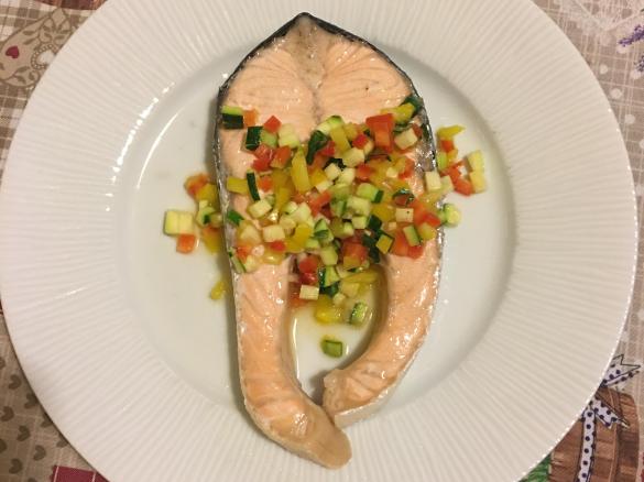 Salmone al vapore con concassè di verdurine marinate