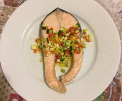 Salmone al vapore con concassè di verdurine marinate