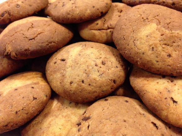 Biscotti con gocce di cioccolato senza latticini e senza uova (vegan)
