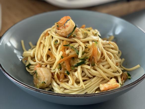 Noodles con verdure piccanti e gamberi