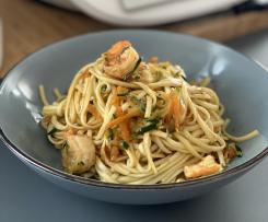 Noodles con verdure piccanti e gamberi
