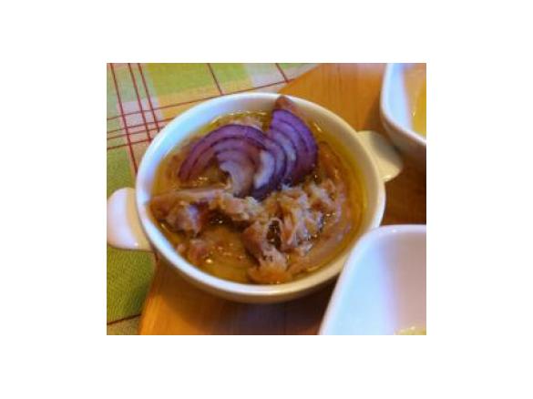 Ciotoline di crema di fagioli con tonno sott'olio e cipolla di Tropea