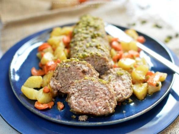 Polpettone in crosta di pistacchi con verdure