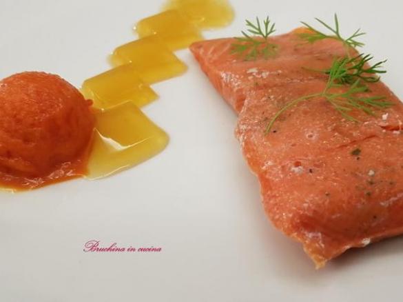 Salmone sottovuoto con sorbetto e gelatina ai peperoni