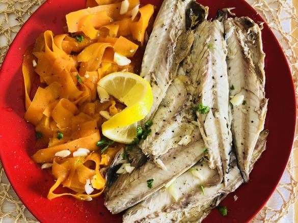Sgombri al vapore con carote sfogliate e brodetto