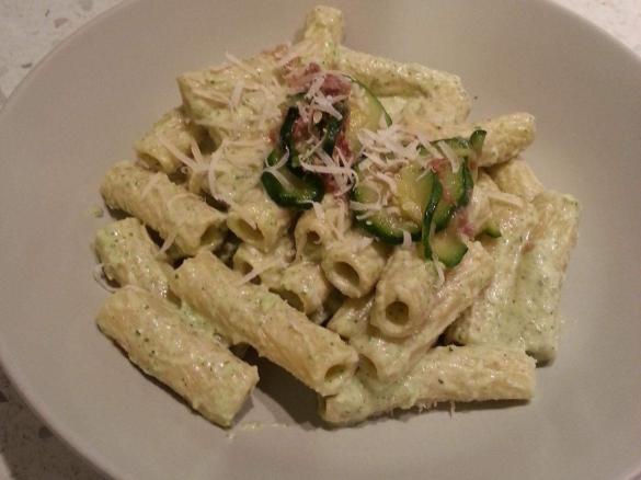 Rigatoni in crema di zucchine e crudo
