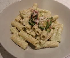 Rigatoni in crema di zucchine e crudo