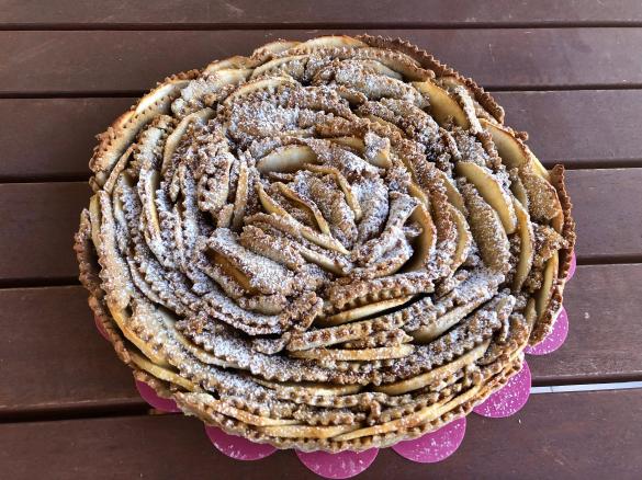 Fiore di frolla alle nocciole con petali di mela