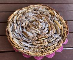 Fiore di frolla alle nocciole con petali di mela