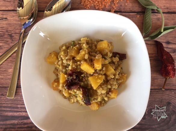 Farro in crema di lenticchie rosse aromatizzata alla curcuma e cubetti di zucca