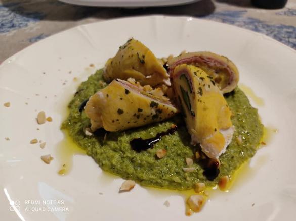 Involtini di pollo su crema di broccoli