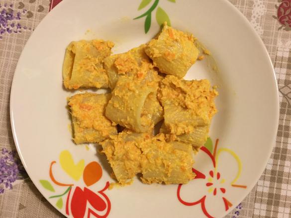 Mezze maniche alla crema di tonno e carote