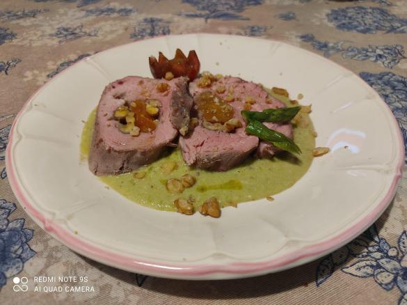 Filetto di maiale ripieno di albicocche e noci su salsa di asparagi