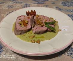 Filetto di maiale ripieno di albicocche e noci su salsa di asparagi