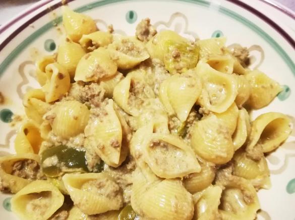 Pasta fantasia Zoverallese ragù bianco