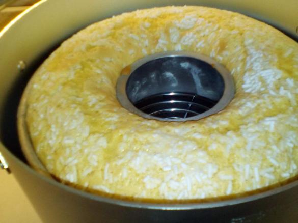 Ciambella all'arancia con gocce di cioccolato e granella di zucchero