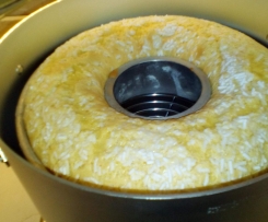 Ciambella all'arancia con gocce di cioccolato e granella di zucchero