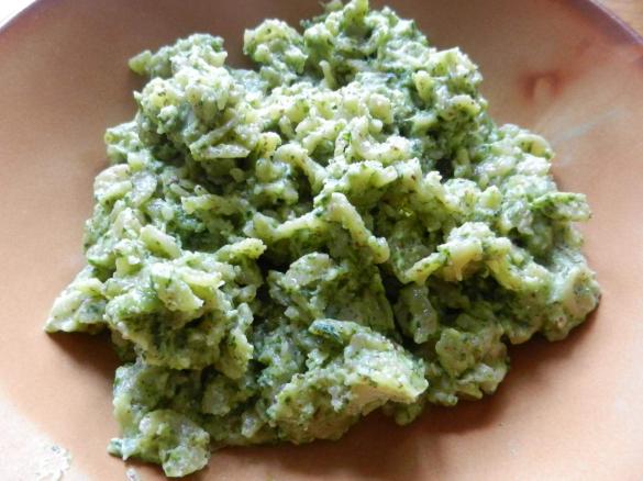 Pasta risottata con pesto di rucola e mandorle