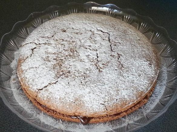 Dolce al cioccolato con ripieno, senza latte, senza uova